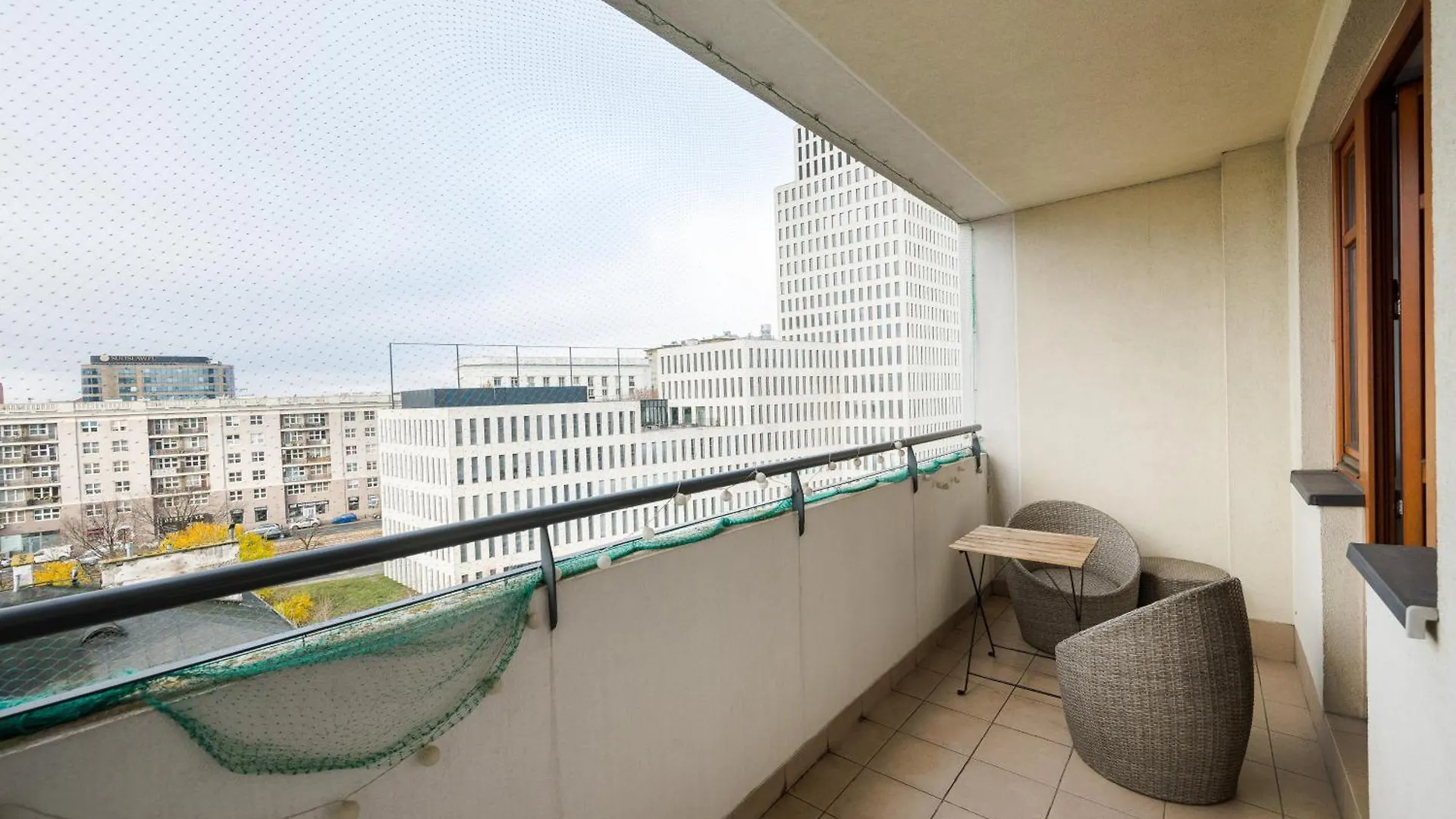 Metro Wilanowska 2-Bedroom Apartment Varsovia